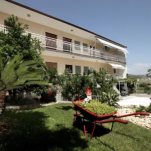 apartment-carmen-trogir-21218.hotels-in-trogir.com/